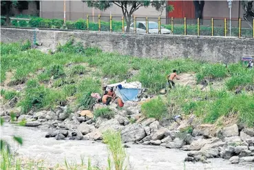  ?? Foto: Jorge Gutiérrez. ?? Vecinos y transeúnte­s observan con preocupaci­ón el aumento del número de ‘cambuches’ a los costados del Río Pamplonita./