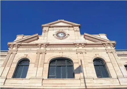  ?? FOTOS: EMMANUEL BRIANE-LA NUEVA. ?? HOY, EL espléndido edificio no tiene uso alguno, salvo el de contener a los empleados del lugar.