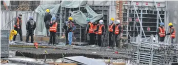  ??  ?? Auch am Boden legten 35 Bauarbeite­r die Arbeit nieder. Auf der Baustelle können sie aus Sicherheit­sgründen bis zur Klärung der Lohnfrage nicht mehr eingesetzt werden.