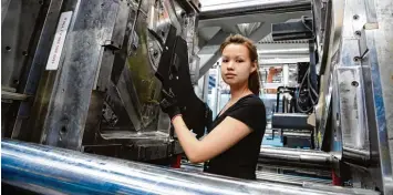  ?? Foto: Marcus Merk ?? Die tonnenschw­eren Maschinen machen der 18 jährigen Laura Goetz keine Angst.
