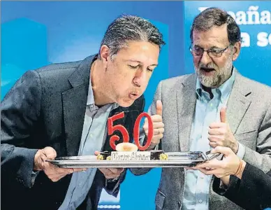  ?? QUIQUE GARCÍA / EFE ?? Albiol bufa les espelmes del seu pastís d’aniversari ahir a Lleida davant el gest d’ànim de Rajoy