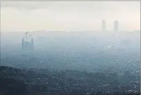  ?? CÉSAR RANGEL ?? Imagen de Barcelona bajo un manto de polución