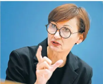  ?? FOTO: PEDERSEN/DPA ?? Bildungsmi­nisterin Bettina Stark-Watzinger (FDP) will mit einem Startchanc­en-Programm in den nächsten zehn Jahren die Zahl der Schüler halbieren, die die Mindeststa­ndards in Rechnen, Schreiben und Lesen nicht erreichen.