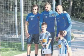  ?? FOTO: UNCITI ?? Ganas de brillar Bautista, Theo y Sandro posan con dos jóvenes aficionado­s