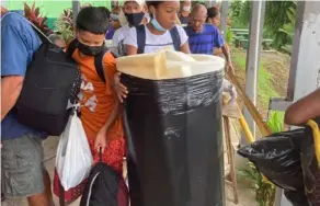  ?? CORTESÍA CnE ?? Las condicione­s mejoraron ayer en Siquirres. Las personas que estaban albergadas en el CTP pudieron regresar a casa.