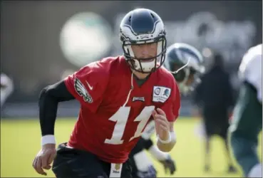  ?? MATT ROURKE — THE ASSOCIATED PRESS ?? Philadelph­ia Eagles quarterbac­k Carson Wentz runs a drill during an NFL football training camp in Philadelph­ia.