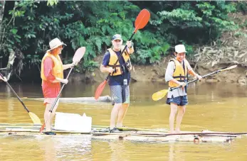  ??  ?? One of the teams in action during the raft safari