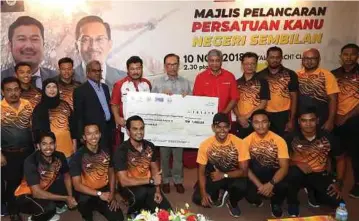  ??  ?? KETUA Umum PKR merangkap Ahli Parlimen Port Dickson, Datuk Seri Anwar Ibrahim bersama atlet Kanu Kebangsaan ketika merasmikan majlis pelancaran Persatuan Kanu Negeri Sembilan, semalam.