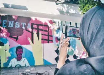  ?? FOTO: KERSTIN GUSTAFSSON ?? SOMMARJOBB. Förra året fick några sommarjobb­are i Spånga-Tensta i uppdrag att upprätta en muralmålni­ng. Här är en bild från invigninge­n.