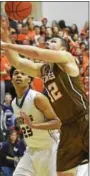  ?? SAMSTEWART— DIGITAL FIRSTMEDIA ?? Perkiomen Valley’s Cullen O’Connor goes up for a bucket.