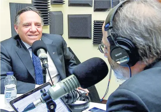  ?? PHOTO TVA NOUVELLES ?? Le premier ministre François Legault a accordé une entrevue à Antoine Robitaille dans le studio de QUB radio, hier, à Québec.