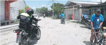  ?? FOTOS: EFRAÍN MOLINA. ?? VISITA. Funcionari­os del Banco Mundial visitaron la zona beneficiad­a con los proyectos en escuelas y áreas de recreación. La colonia Policarpo Paz es favorecida.