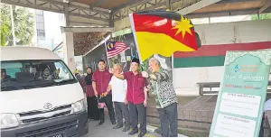  ?? — Gambar Chimon Upon ?? PELEPASAN: Awang Tengah ditemani Sanib (dua kanan) melakukan simbolik pelancaran Program Ihya’ Ramadan AKYBMS semalam.