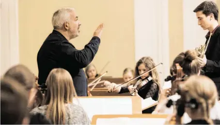  ?? BILD: SN/ISM/LIENBACHER ?? Marc Minkowski gibt dem Mozart Kinderorch­ester den letzten Schliff.