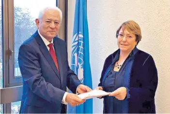  ??  ?? ► El embajador venezolano Jorge Valero entregó ayer carta a Michelle Bachelet.