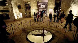  ??  ?? In visita L’interno delle catacombe durante il tour di un gruppo di turisti