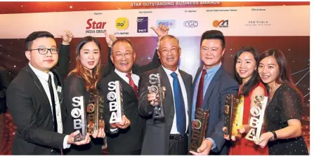  ??  ?? Lim (centre) celebratin­g the company’s win with his team. Senheng took home eight awards at Soba 2018.