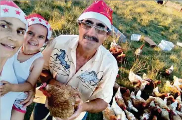  ?? ?? Con este sistema, la gallina no está en una jaula ni en un galpón cerrado junto a otras gallinas comiendo, tomando agua y poniendo huevos. La gallina está suelta y sale al campo todos los días a pastorear, comiendo ración una vez al día. Esto hace que tenga todo lo que necesita la gallina en un comportami­ento natural.