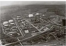  ?? FOTO: E. ISENHUTH ?? Undatierte Luftaufnah­me der Saarland-Raffinerie Klarenthal.