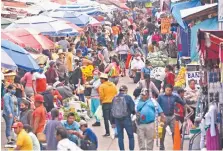  ??  ?? A pesar de las advertenci­as y recomendac­iones sanitarias, cientos de personas desbordan el Mercado Baltazar Leyva de Chilpancin­go.