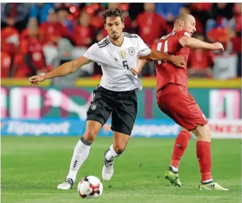  ?? FOTO: JOSEK/DPA ?? Tschechien konnte die deutsche Nationalma­nnschaft nicht stoppen. Nach dem siebten Sieg im siebten Spiel steht der Weltmeiste­r kurz vor der erneuten WM-Qualifikat­ion. Doch Mats Hummels (Mitte) war unzufriede­n.