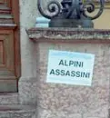  ??  ?? Le scritte«Alpini assassini», uno dei manifesti comparsi a Trento