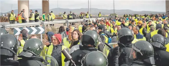  ?? // EP ?? Decenas de agricultor­es cortan la carretera en la autovía A-3, en Valencia