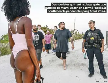  ?? PHOTO AFP ?? Des touristes quittent la plage après que la police de Miami Beach en a fermé l’accès, à South Beach, pendant le spring break 2024.