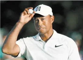  ??  ?? Tiger Woods cayó 12 posiciones, pero libró el corte