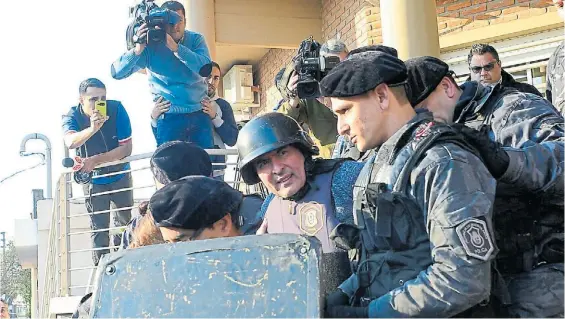  ??  ?? Preso. José López con casco y chaleco antibalas en uno de los traslados. Está detenido en Ezeiza y ahora enfrentará su primer juicio oral.