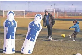  ?? RP-FOTO: ACHIM BLAZY ?? Ernesto Arroya übt mit seinem Sohn Rodrigo Arroya-Pohl den Schuss durch die Lücken zwischen den beiden Fußball-Dummies.