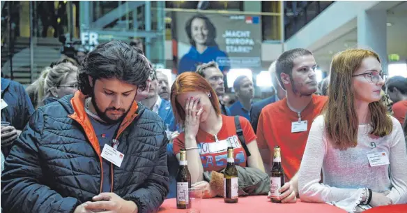  ?? FOTO: AFP ?? Der nächste Tiefpunkt: SPD-Anhänger reagieren im Willy-Brandt-Haus geschockt.