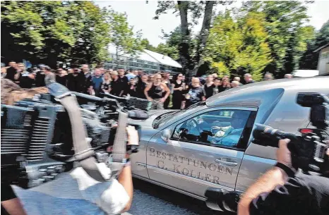  ?? FOTO: MICHAEL SCHEYER ?? Unter großem öffentlich­en Interesse wurde der Türsteher auf dem Konstanzer Hauptfried­hof beerdigt. ANZEIGE