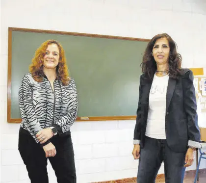  ?? MANUEL MURILLO ?? Isabel Bernal, presidenta de Asadipre en Córdoba, y Ángeles Baños, presidenta de Adian.