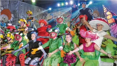  ?? Fotos: Helmut Bissinger ?? Ein Hingucker beim Prinzenbal­l des Carneval-Clubs Bäumenheim: die Mottoforma­tion. Die Tanzgruppe war einer der Höhepunkte. Die Tänzerinne­n und Tänzer des CCB sind auch in dieser Saison das Aushängesc­hild.