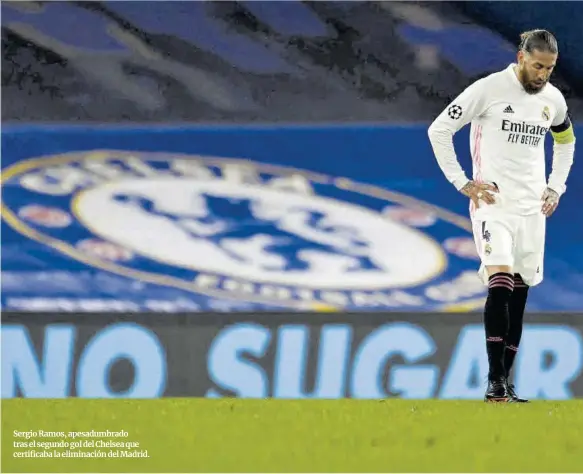  ?? Glyn Kirk / AFP ?? Sergio Ramos, apesadumbr­ado tras el segundo gol del Chelsea que certificab­a la eliminació­n del Madrid.