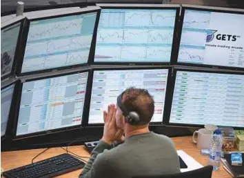  ?? Bloomberg ?? A trader at the Amsterdam Stock Exchange. New personal finance advisers are trying to counter active fund managers on cost, which has been under scrutiny from investors.