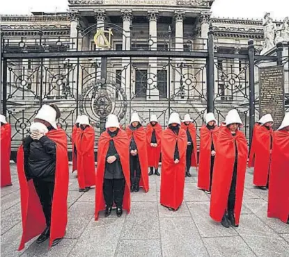  ?? (FEDERICO LÓPEZ CLARO) ?? Performanc­e. Alusión a “El cuento de la criada”, de Margaret Atwood, frente al Congreso.