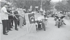  ?? — Gambar Bernama ?? PATRIOTIK: Gobind Singh melepaskan peserta konvoi ‘Kingz Annual Ride (KAR) 2019’ dengan kerjasama Radio Televisyen Malaysia (RTM) bersama Kingz Motorcycle Group Malaysia (KMGM) dalam usaha untuk menyemai semangat patriotik dan sayangkan Malaysia di Pekarangan Angkasapur­i semalam.