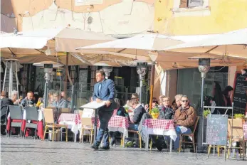  ?? FOTO: SANDRA EHEGARTNER/SRT ?? In Rom lässt sich beinahe überall auch im Herbst eine Tasse Kaffee in der Sonne genießen.