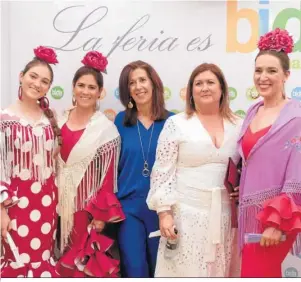  ?? ?? Carmen Porres, hija y madre, Auxi Mallén, Marga Ruiz y Eva Fernández.