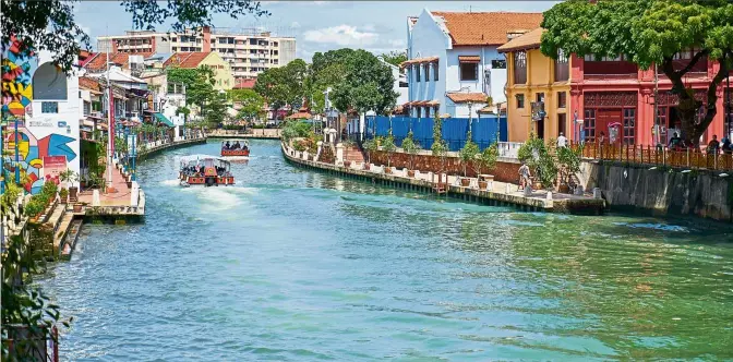  ?? — Photos: Majlis Bandaraya Melaka Bersejarah ?? The Melaka riverside area is a popular tourist attraction.