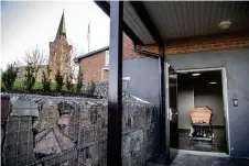  ??  ?? Det är en gammal vävstuga i källaren på församling­shemmet vid Gärdhems kyrka som nu fungerar som bisättning­slokal.