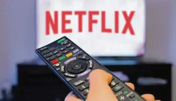  ?? FOTO/MONTAGE: DPA, ZÖRNER ?? Netflix-Nutzer sollen demnächst selbst darüber entscheide­n dürfen, welche Wendung die Handlung einer Sendung nehmen soll. Eine Testphase soll Aufschluss darüber geben, wie das Angebot bei den Kunden ankommt.