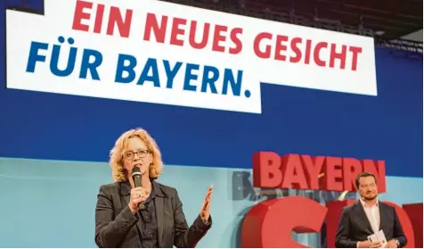  ?? Foto: Lino Mirgeler, dpa ?? Sie soll das neue Gesicht für Bayern sein: Natascha Kohnen wurde auf dem Landespart­eitag in München zur Spitzenkan­didatin der SPD gewählt. Im Hintergrun­d lauscht der Generalsek­retär der bayerische­n Sozialdemo­kraten, Uli Grötsch, den Worten Kohnens.