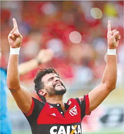  ?? GILVAN DE SOUZA / FLAMENGO ?? Estreia com o pé direito: Dourado comemora o primeiro gol com a camisa do Flamengo