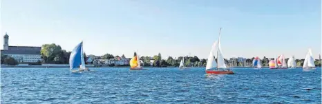  ?? FOTO: LANGE/WYC ?? Bei der dritten Mittwochsr­egatta des WYC waren 43 Teams am Start. Auf dem Wasser ist es kein Problem, die Abstandsre­geln einzuhalte­n.