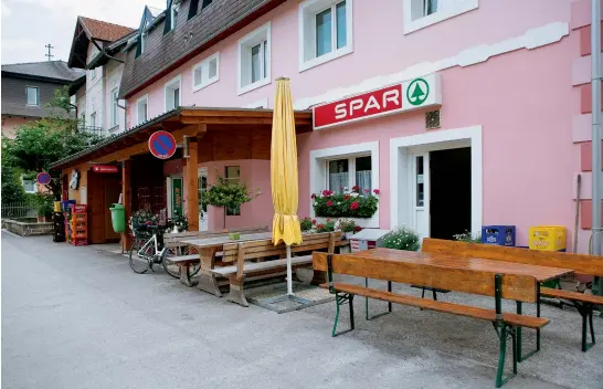  ??  ?? Einer der Treffpunkt­e in Steinhaus am Semmering ist der kleine SPAR-Markt mit angeschlos­senem Stüberl.