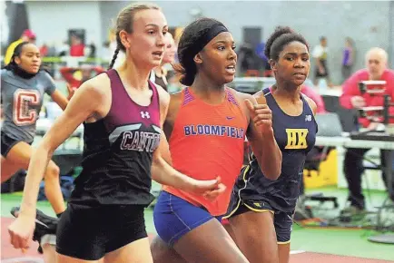  ?? CHRISTIAN ABRAHAM/AP ?? Chelsea Mitchell, left, runs to beat Terry Miller, center, in a 2020 championsh­ip in New Haven, Conn.