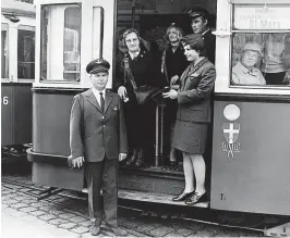  ?? [ Votava/Imagno/picturedes­k.com ] ?? 1972 waren Fahrschein­e in Wien noch aus Papier. Mittlerwei­le sind viele Tickets digital, und die Wiener Linien wollen sie nun schneller kontrollie­ren.